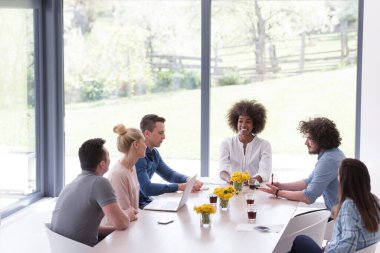 Çok ırklı bir girişim ekibi toplandı