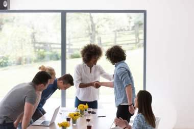 Çok ırklı girişimci genç iş adamları grubu başarıyı kutluyor
