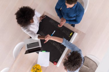 Yukarıdan çok ırklı başlangıç iş takım toplantısı