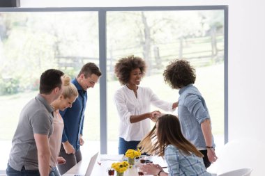 Çok ırklı girişimci genç iş adamları grubu başarıyı kutluyor