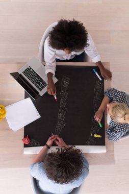 Yukarıdan çok ırklı başlangıç iş takım toplantısı