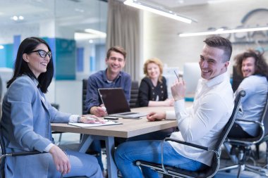 Modern ofis binasında Girişim İş Takımı Toplantısı