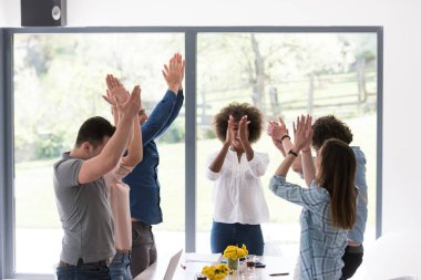 Çok ırklı girişimci genç iş adamları grubu başarıyı kutluyor