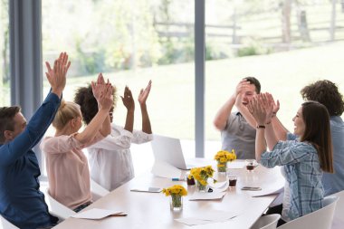 Çok ırklı girişimci genç iş adamları grubu başarıyı kutluyor