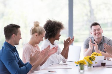 Çok ırklı girişimci genç iş adamları grubu başarıyı kutluyor