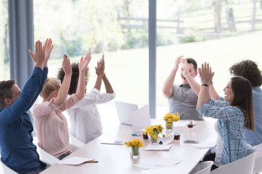 Çok ırklı girişimci genç iş adamları grubu başarıyı kutluyor