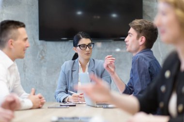 Girişim ekibi modern ofiste toplantı yapıyor.