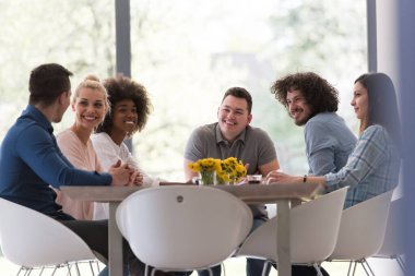 Çok ırklı bir girişim ekibi toplandı