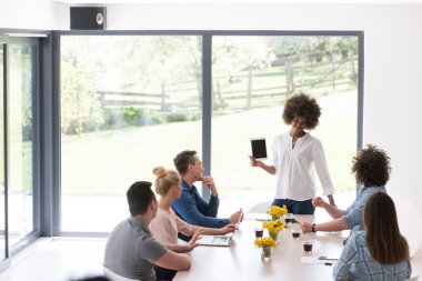 Çok ırklı bir girişim ekibi toplandı