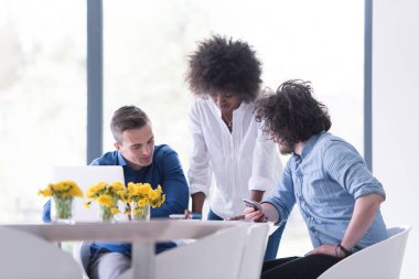 Çok ırklı bir girişim ekibi toplandı