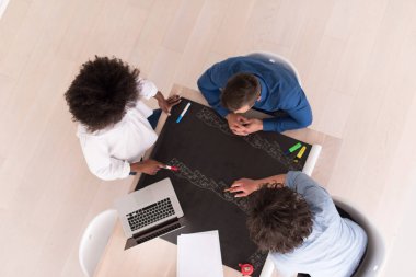 Yukarıdan çok ırklı başlangıç iş takım toplantısı