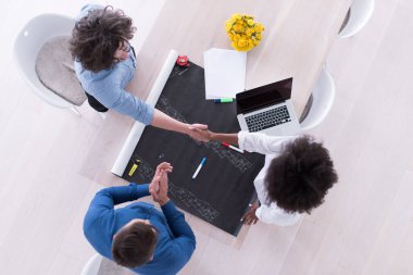 Yukarıdan çok ırklı başlangıç iş takım toplantısı