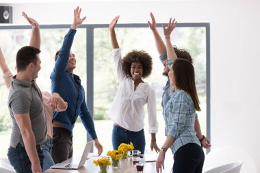 Çok ırklı girişimci genç iş adamları grubu başarıyı kutluyor