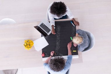 Yukarıdan çok ırklı başlangıç iş takım toplantısı