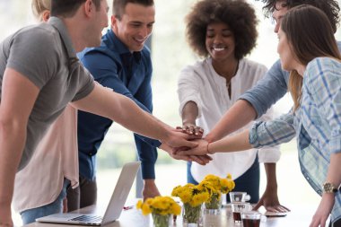 Çok ırklı girişimci genç iş adamları grubu başarıyı kutluyor