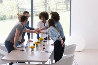 Çok ırklı girişimci genç iş adamları grubu başarıyı kutluyor