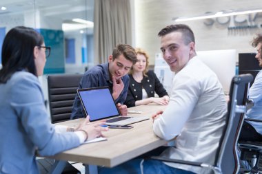 Modern ofis binasındaki bir toplantıda iş ekibi