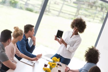 Çok ırklı bir girişim ekibi toplandı