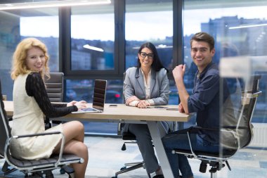 Modern ofis binasındaki bir toplantıda iş ekibi