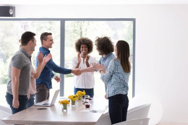 Çok ırklı girişimci genç iş adamları grubu başarıyı kutluyor