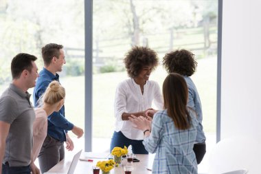 Çok ırklı girişimci genç iş adamları grubu başarıyı kutluyor