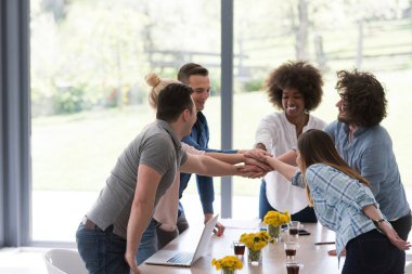 Çok ırklı girişimci genç iş adamları grubu başarıyı kutluyor