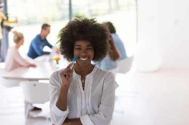 Modern ofis binasındaki bir toplantıda iş ekibi