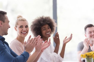 Çok ırklı girişimci genç iş adamları grubu başarıyı kutluyor