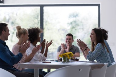 Çok ırklı girişimci genç iş adamları grubu başarıyı kutluyor
