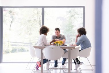 Çok ırklı bir girişim ekibi toplandı