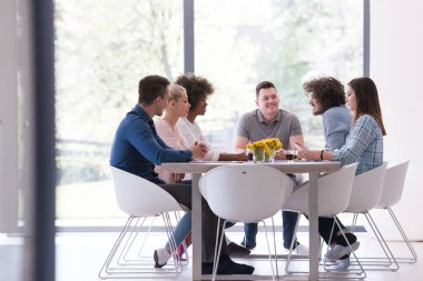 Çok ırklı bir girişim ekibi toplandı