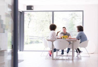 Çok ırklı bir girişim ekibi toplandı