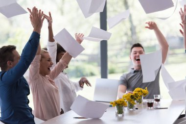 başlangıç grup genç iş adamları belgeleri atma