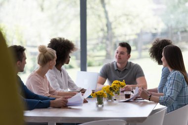Çok ırklı bir girişim ekibi toplandı