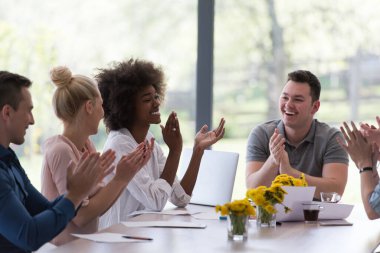 Çok ırklı girişimci genç iş adamları grubu başarıyı kutluyor