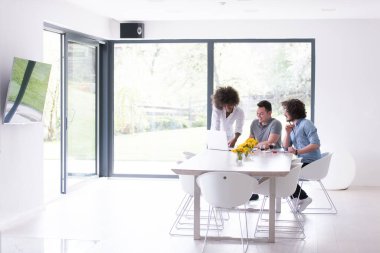 Çok ırklı bir girişim ekibi toplandı