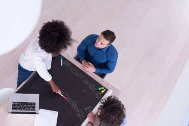 Yukarıdan çok ırklı başlangıç iş takım toplantısı