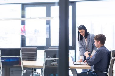 İş insanlar çalışma ile dizüstü Office