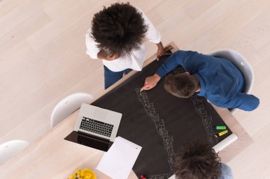 Yukarıdan çok ırklı başlangıç iş takım toplantısı