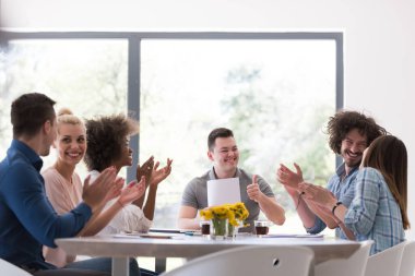 Çok ırklı girişimci genç iş adamları grubu başarıyı kutluyor