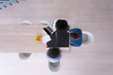 Yukarıdan çok ırklı başlangıç iş takım toplantısı