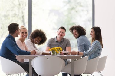 Çok ırklı bir girişim ekibi toplandı