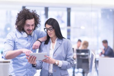 İş insanlar çalışma ile Tablet başlangıç Office