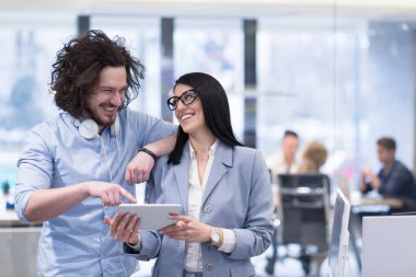 İş insanlar çalışma ile Tablet başlangıç Office