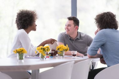 Çok ırklı bir girişim ekibi toplandı
