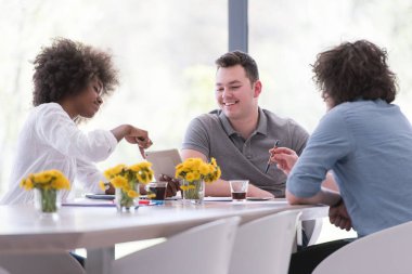 Çok ırklı bir girişim ekibi toplandı