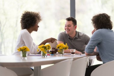 Çok ırklı bir girişim ekibi toplandı