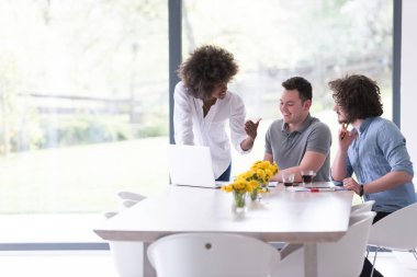 Çok ırklı bir girişim ekibi toplandı