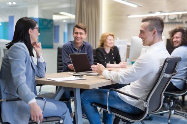 Modern ofis binasındaki bir toplantıda iş ekibi