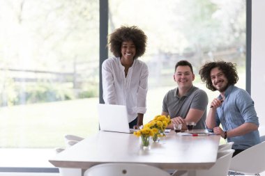 Çok ırklı bir girişim ekibi toplandı